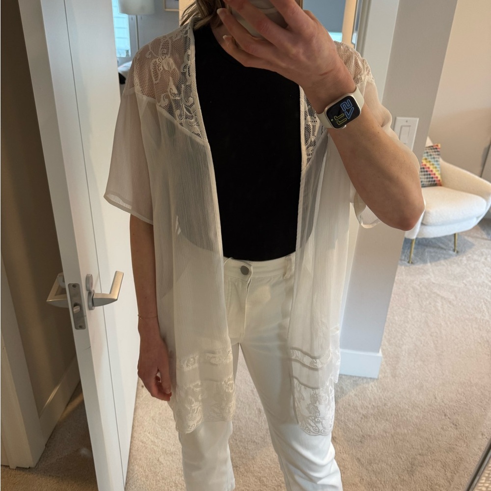 🤍 Candie’s Sheer White Lace Kimono/Cardigan
Size: Medium